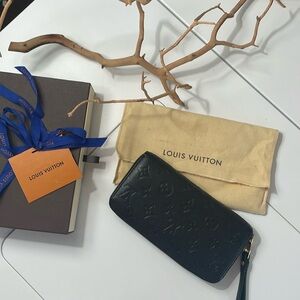 Louis Vuitton Zippy Wallet Black Empreinte Leather
Monogram Good Condition